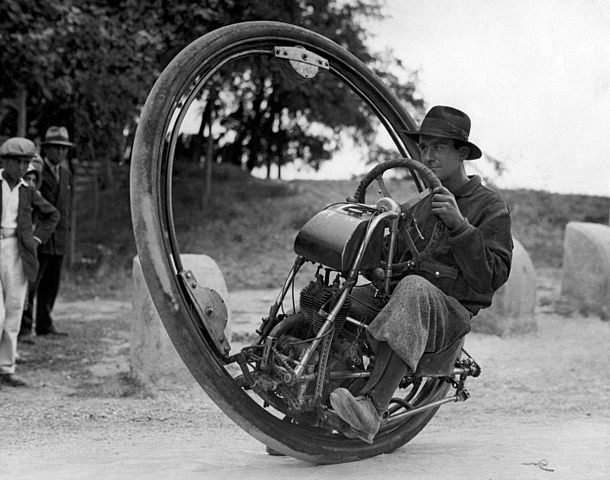 610px-One_wheel_motorcycle_Goventosa.jpg