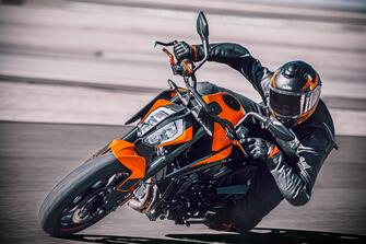 361987_MY21KTM890DUKE_Action.jpg