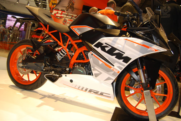00060_KTM%20390%20RC%20EICMA%202013%20Messebilder_jpg_2701076.jpg