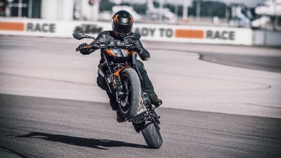 2021-ktm-890-duke-action-track-wheelie.jpg